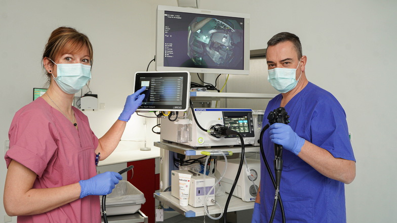 Im Krankenhaus Bautzen wurde jetzt die neue Endoskopie in Betrieb genommen, hier erfolgen zum Beispiel Magen- und Darmspiegelungen. Schwester Maria Link und Oberarzt Dr. Hartmut Völkel konnten schon die ersten Untersuchungen durchführen.