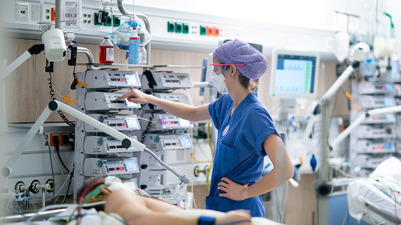 Ärzte und Intensivpfleger kümmern sich um die schwerkranken Covid-Patienten auf der Covid-Intensivstation der Dresdner Uniklinik.