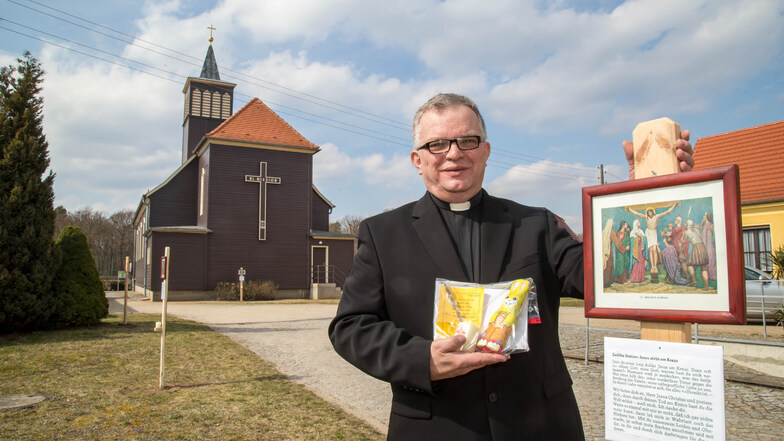 Pfarrer Krystian Burczek hat auf dem Gelände der katholischen Kirche in Niesky die Stationen des Kreuzweges aufgebaut. Spaziergänger können so auf ungewöhnliche Weise Ostern begehen.