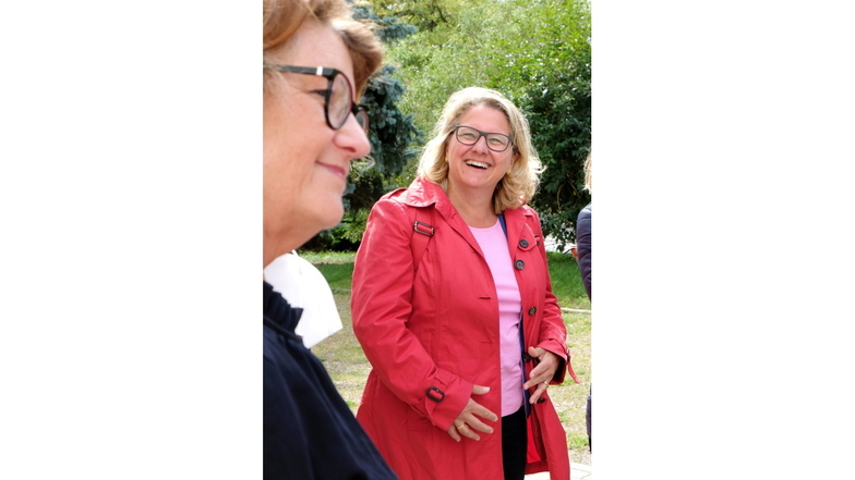 Bundesumweltministerin Svenja Schulze (r.) sah sich am Donnerstag am Stadtrand von Meißen um. SEEG-Geschäftsführerin Birgit Richter berichtete über die Umgestaltung des Areals zur Gartenstadt.