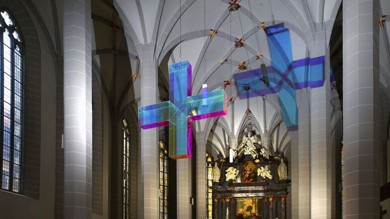 Das Lichtkreuz – geschaffen vom Künstler Ludger Hinse – zu sehen im Bautzner Dom.
