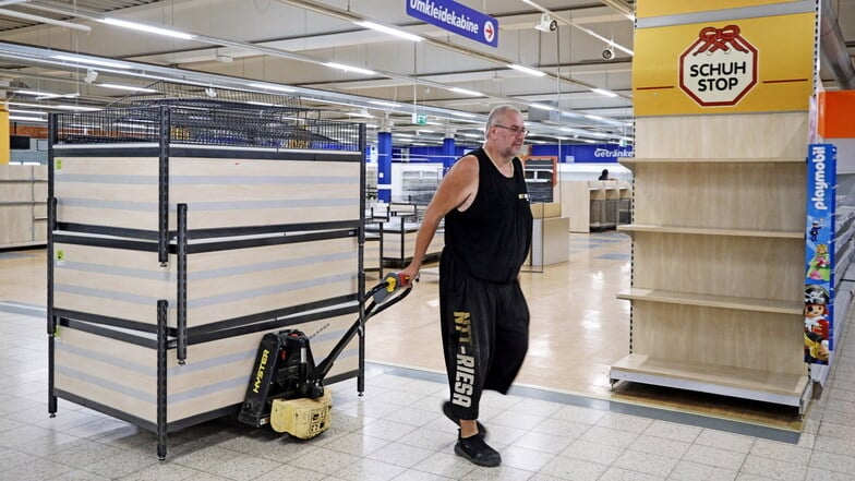 Ausräumen im Real: Nicht nur alte Regale oder Wühltische wurden am Montag aus dem Markt abgeholt.