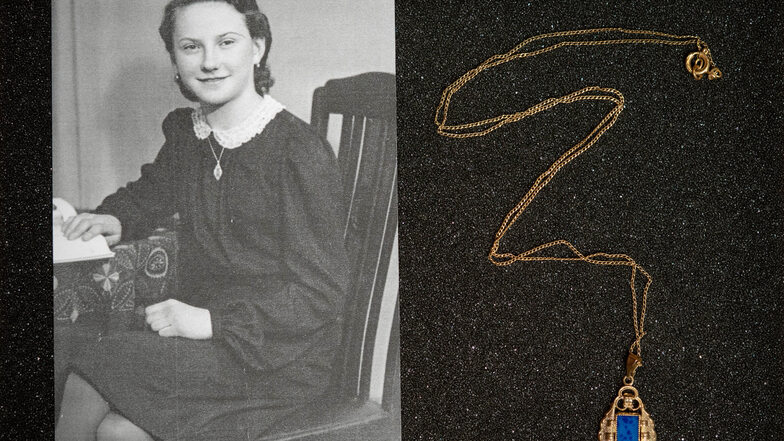 Erinnerung an Helga Härtig: ihre Kette mit dem blauen Medaillon, die sie zur Konfirmation bekommen hatte. Die junge Frau starb mit 18 Jahren beim Bombenangriff auf Pirna.