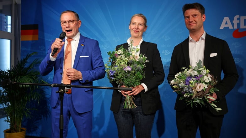 AfD-Parteichef Tino Chrupalla (l-r) spricht neben Alice Weidel und René Aust, AfD-Kandidat für die Europawahl. Die AfD wurde bei der Europawahl in Deutschland zweitstärkste Kraft.