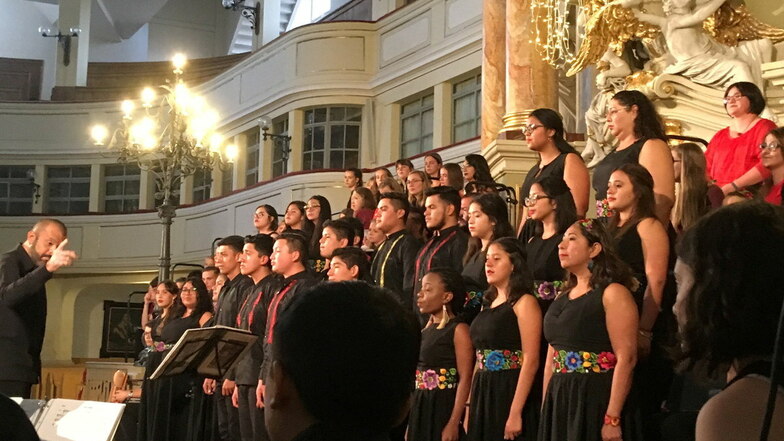 Der mexikanische Jugendchor "Coro juvenil Domus Artis" 2019 in der Marienkirche zum Konzert.