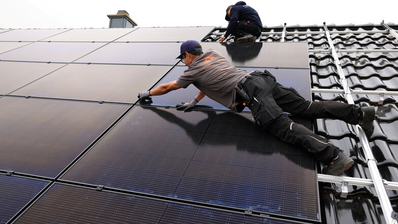 Sachsen leisten sich zunehmen Solaranlagen auf dem Dach. Neue Windräder gibt es dagegen kaum.