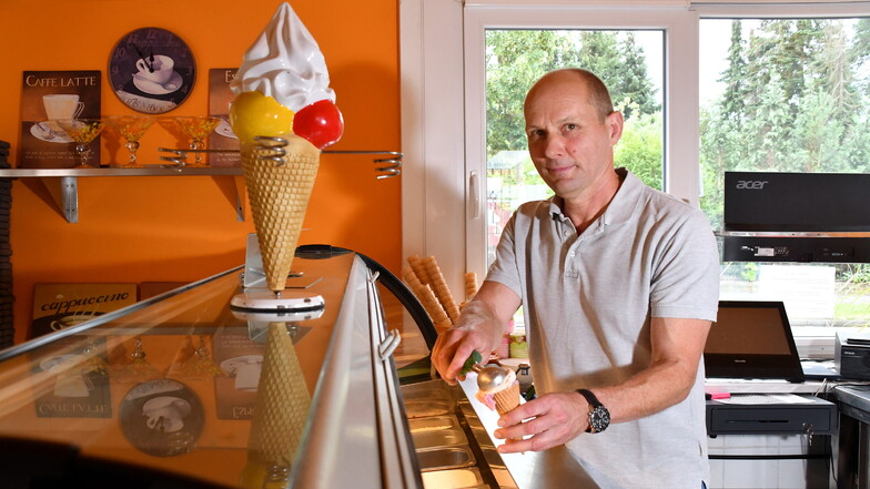 Michael Tegethoff, Chef der Eisdiele Giovanni in Ottendorf-Okrilla, hat einen Entschluss gefasst.