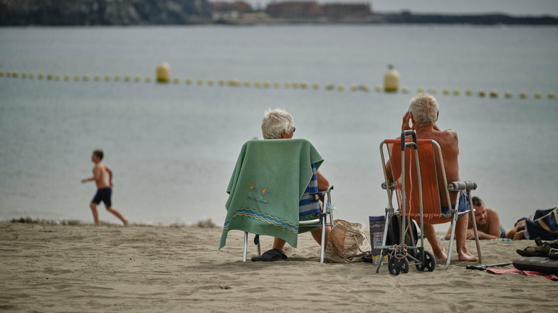 Spanien, Los Cristianos: Touristen genießen die Sonne am Strand La Playa de Las Vistas im Süden der Kanaren-Insel.