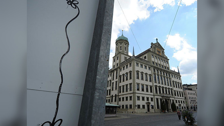 Neben dem Rathaus von Augsburg ist eine Graffiti-Blume zu sehen. Die Augsburgblume wurde überregional bekannt. Der Graffitikünstler allerdings muss im Gefängnis bleiben.