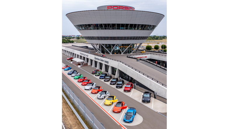 Das frühere Kundenzentrum und heutige Experience Center in der Form eine Diamanten dominiert die Ansicht des Leipziger Porsche-Werks.