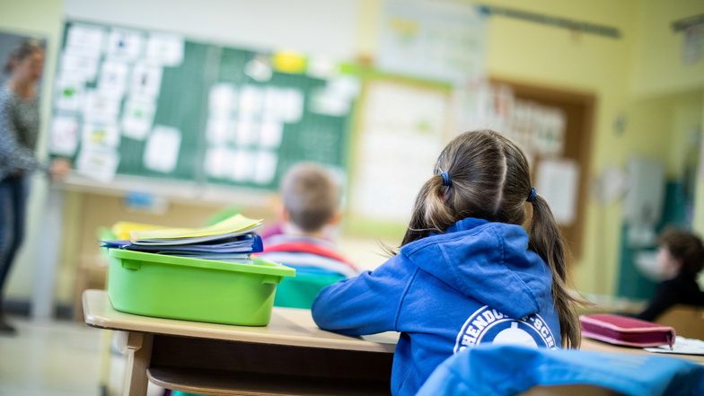 In der Schule getrennt, im Hort wieder zusammen: Eltern, aber auch die sächsische Schulaufsicht kritisieren die Notbremse-Regeln für Schüler.