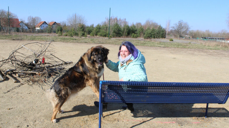 Nancy Tuschmo und ihre Hündin Fenja auf der neuen Hundewiese am Stadtrand. Die Hoyerswerdaerin möchte kranken oder in Quarantäne befindlichen Hundebesitzern mit einem Gassi-Service bei Bedarf helfen.