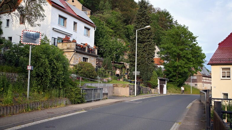 B172 in Postelwitz: Hier steht bald ein Kran. Der Wolfsgraben verläuft am Hang hinter dem Geländer auf der linken Seite.