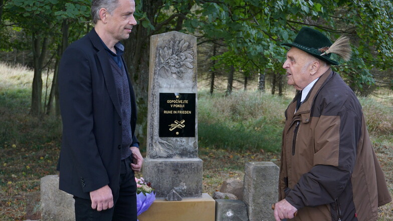 Bürgermeister Miroslav Kalvas und Gerhard Hahnel, der mit 13 Jahren vertrieben wurde.
