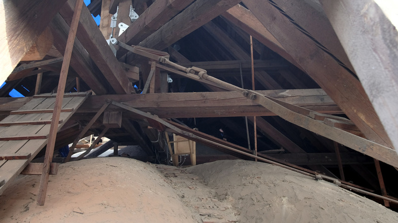 Im Dachstuhl halten Stahlbänder die Konstruktion. Sie müssen unter Spannung ausgetauscht werden.