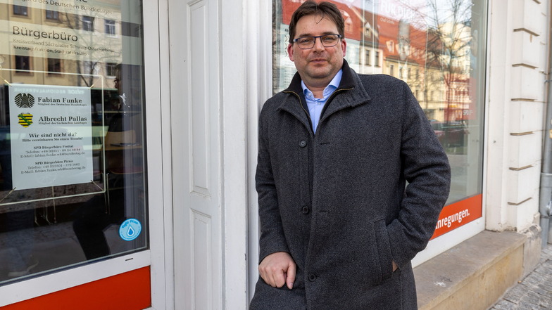 Ralf Wätzig vor dem SPD-Büro in Pirna.