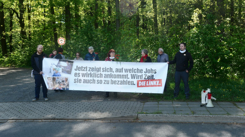 An mehreren Orten im Landkreis Bautzen machte der Kreisverband der Linken am 1. Mai mit einem Transparent auf seine Forderung aufmerksam, so wie hier in Kamenz-Ost.