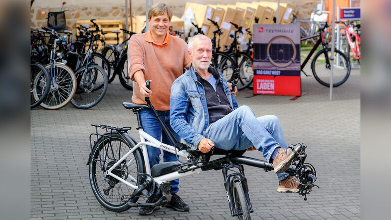 Mit einem speziellen E-Tandem unternahm Peter Morgenstern (r.) mit seinem Freund und Sterbebegleiter Tino Peters eine Radtour auf dem Elberadweg. Am Geschäft der Tretmühle in Radebeul sind sie gestartet.
