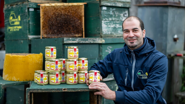 Berufsimker Raphael Lohse aus Putzkau freut sich über ein gutes Honigjahr 2023, hier mit den Sorten Akazie und Kornblume.