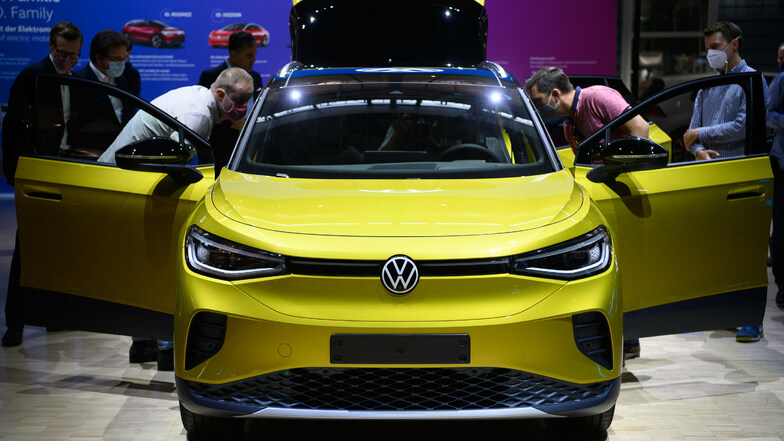 Besucher betrachten den ID.4 von Volkswagen, dem ersten Elektro-SUV der Marke.