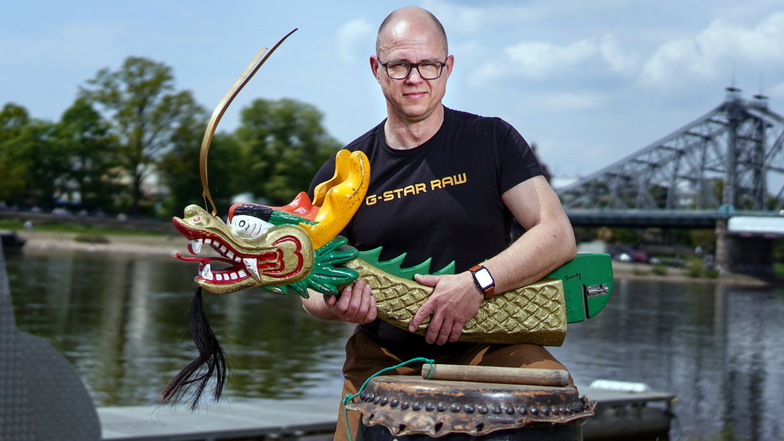 Steffen Fritzsche, Leiter des Organisationskomitees , mit dem charakteristischen Kopf eines Drachenboots und der Trommel.