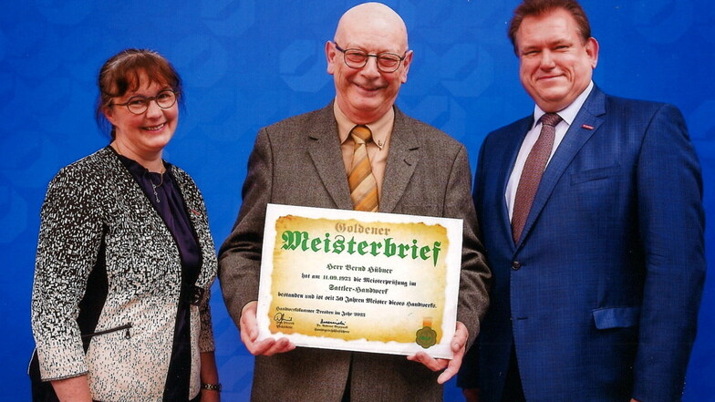 Bernd Hübner (Mitte) bei der Übergabe des Goldenen Meisterbriefs durch die Handwerkskammer Dresden.