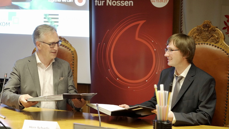 Bürgermeister Christian Bartusch (rechts) und Rolf-Peter Scharfe von Vodafone haben den Vertrag für Breitbandausbau in Nossen unterschrieben.