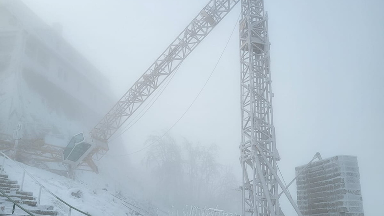 In der Nacht zum 25. Januar stürzt auf dem Gipfel des Hochwalds in Oybin ein riesiger Baukran um.