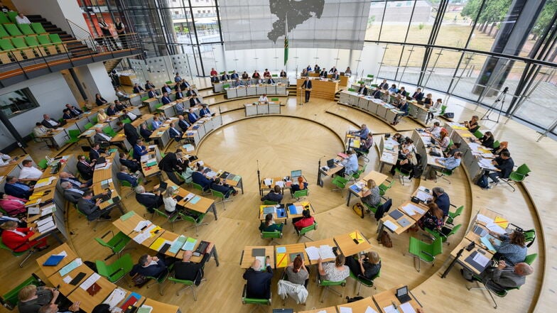 Blick in den Plenarsaal des Sächsischen Landtags während einer Sitzung. Dort gingen im vergangenen Jahr 190 Beschwerden und Nachfragen weniger ein als im Jahr zuvor.