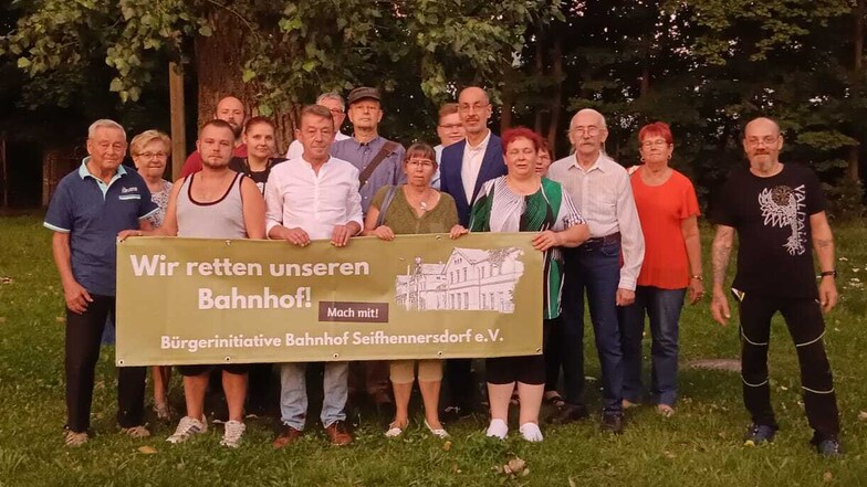 Die 16 Vereinsmitglieder der Bürgerinitiative Bahnhof Seifhennersdorf.