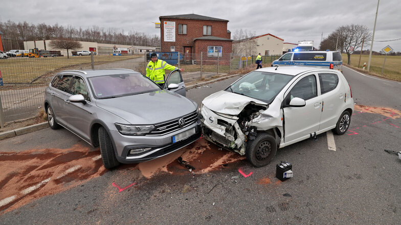 Zwei Autos frontal zusammengestoßen - B173 in Zwickau voll gesperrt