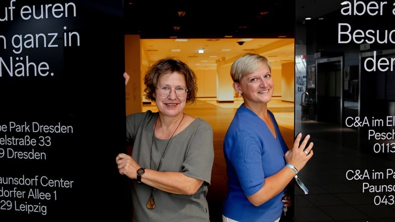 Kathrin Schanze (l.) und Diana Dittmann (r.) am Eingang des ehemaligen C&A. Hier findet am Mittwoch ein Begegnungstag rund ums Älterwerden statt.