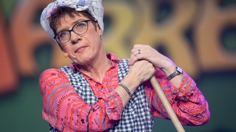 Annegret Kramp-Karrenbauer, CDU-Bundesvorsitzende und ehemalige Ministerpräsidentin des Saarlandes, tritt als "Putzfrau Gretel" bei der Saarländischen Narrenschau auf.