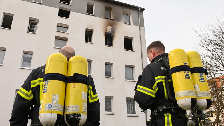 Feuerwehrleute sind am Dienstag unter Atemschutz und mit Wasser gegen einen Brand in einem Leipziger Wohnblock vorgegangen.