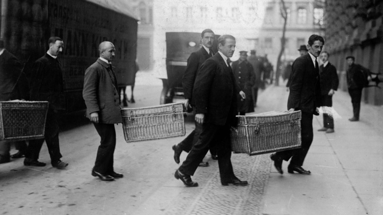 Geldtransport in Körben vor einer Bank in Berlin: Auf dem Höhepunkt der Inflation im Jahr 1923 war das Geld kaum das Papier wert, auf dem es druckt war.