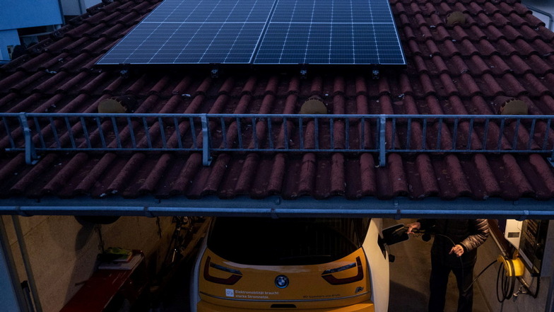 Bevor Strom aus der Photovoltaikanlage zu Hause in den Akku des E-Autos fließen kann, sind hohe Investitionen nötig.