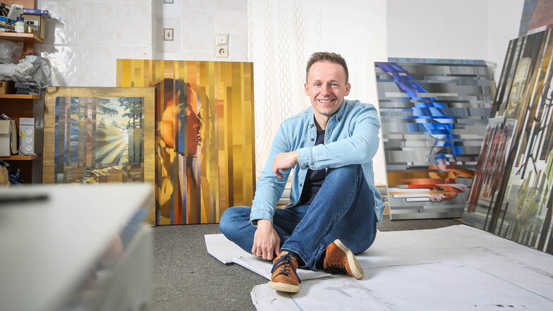 André Ismer in seinem kleinen Atelier an der Tharandter Straße. Für seine Bilder nutzt er Acrylfarben und Krepp-Papier. Ein Original kann schon mal 1.800 Euro kosten.
