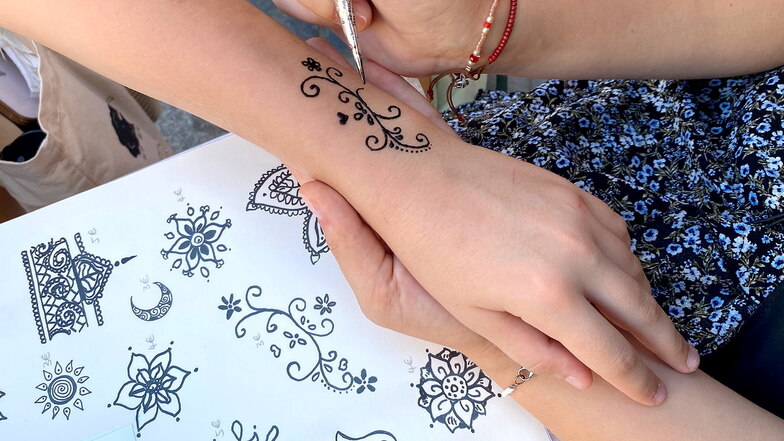 Ein Henna-Tattoo nicht für die Ewigkeit gibt es bei der Hopfenblüte.