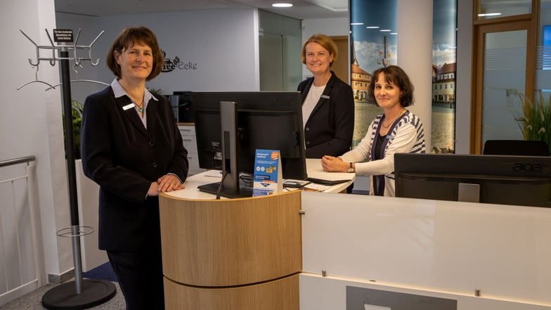 Manuela Herrmann, Kay Gierend und Claudia Siegert (von links) freuen sich über die neu gestaltete Wilsdruffer Filiale der Volksbank Dresden-Bautzen.