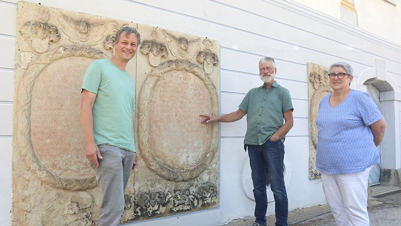 In Uhyst bleiben Jahrhunderte alte Epithapien für die Nachwelt erhalten. Darüber freuen sich Gemeindepfarrer Christian Huth (v. l.), der Ostritzer Steinmetz und Restaurator Hans-Joachim Herbig und Johanna Gruner vom Uhyster Gemeindekirchenrat.