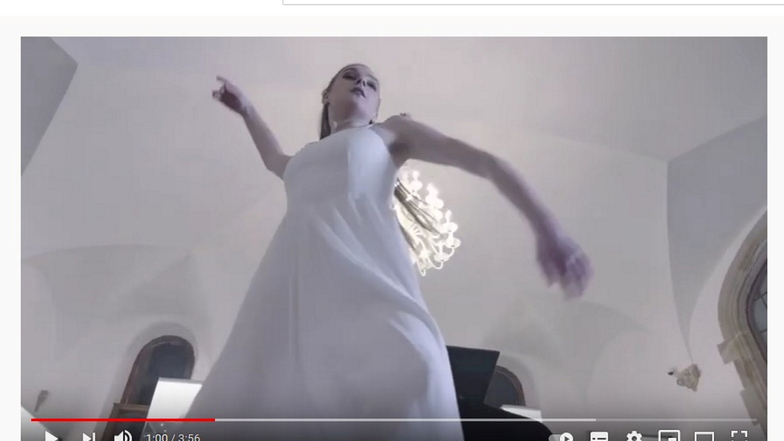 Ein Geist tanzt im Video durchs Nordböhmische Museum.
