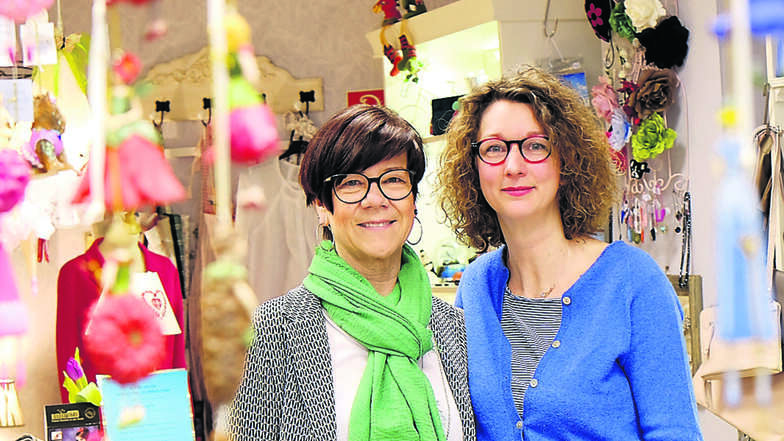 Die Inhaberinnen Gitta Mütterlein (47) und Anja Käte Grünewald (55) in ihrem Gemischtwarenladen „Käte & Mütterlein“ auf der Elbstraße. Viele Schätze findet man in ihrem Geschäft.