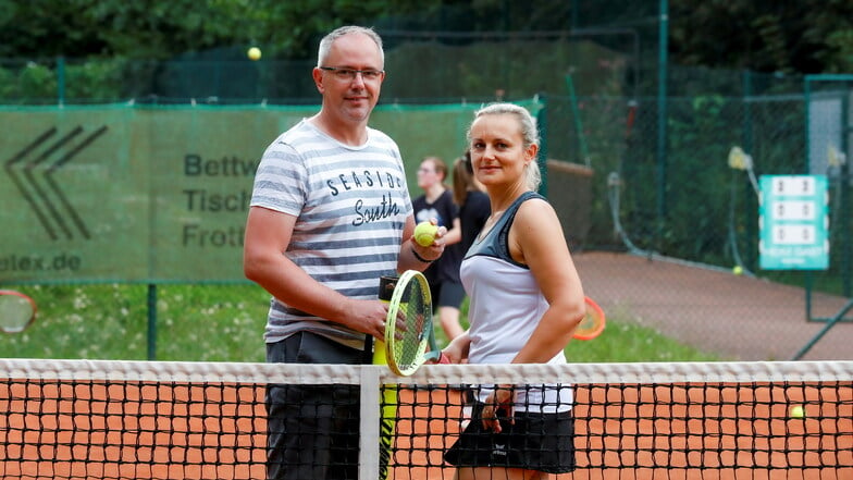 Vereinsvorstand Winfried Haase (l.) und Schatzmeisterin Katharina Ludwig sind wichtige Köpfe im Tennisclub Oppach. Natürlich sind sie auch selbst Spieler. Ludwig trainiert auch manch eine Nachwuchsmannschaft.