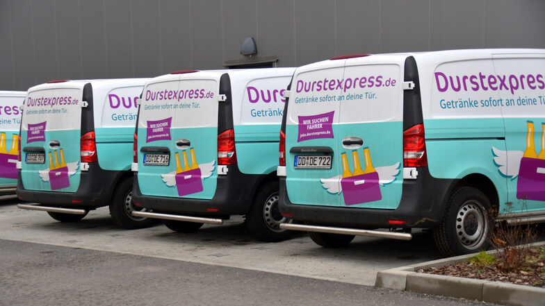 Durstexpress-Lieferautos vor dem Lager in Dresden-Reick