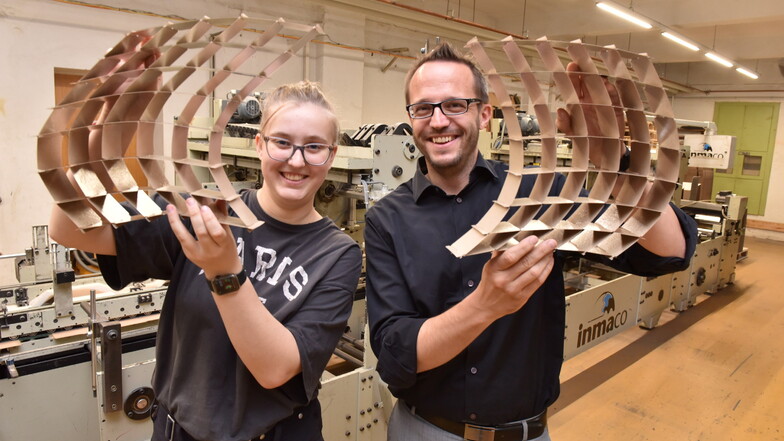 Paka-Geschäftsführer Ronny Ruider (rechts) - hier mit Lauren Wöller - zeigt, was in der Paka auch hergestellt wird: Steckstegen.