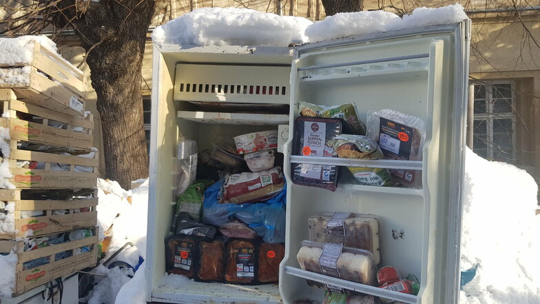 Trotz frostiger Temperaturen schlägt einem beim Öffnen des Kühlschranks vor dem Haus der Geruch von gammeligem Fleisch entgegen.