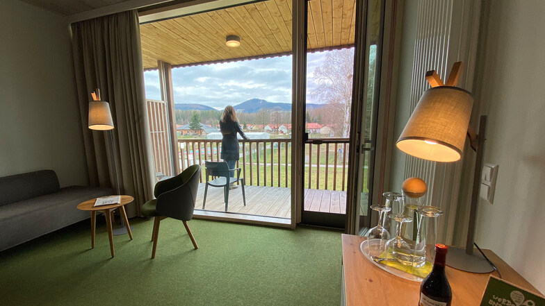 Schöne Zimmer mit Ausblick aufs Zittauer Gebirge, aber keine Gäste in Trixis Waldstrand-Hotel.