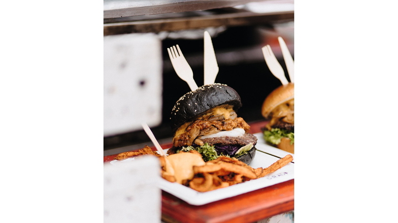Ob Burger, Straußenfleisch oder Langos - für Streetfood-Fans geht es auf der Prager Straße in Dresden kulinarisch um die Welt.