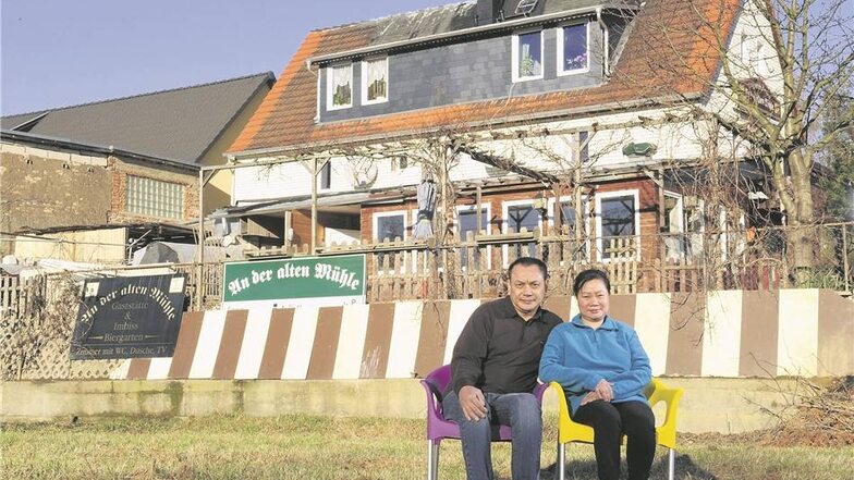 Binh Le than (56) und seine Frau Van Le thi Hong (48) sitzen vor ihrem Haus, dem einstigen Lokal „An der alten Mühle“ in Pirna-Pratzsch-witz. Im Juni 2013 ersäufte die Elbe den Traum der beiden von der eigenen Gaststätte. Die bunten Kunststoffsessel waren