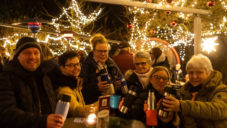 Glühweinrallye: Ein Freitaler Freundeskreis genießt Heißes bei der Schaubrennerei am Hartmannsberg.